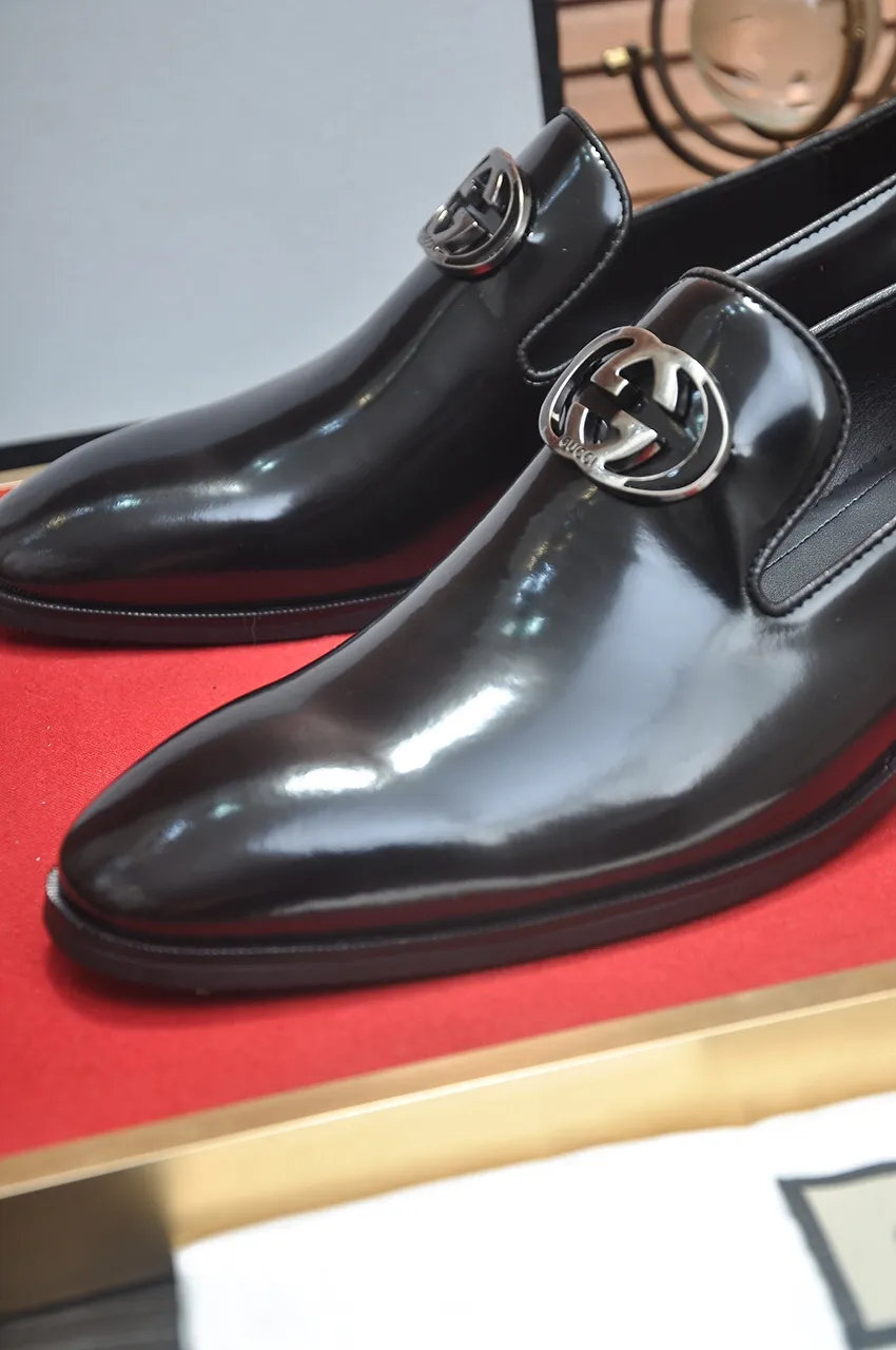 Men's shoes💰500💶Italy's top luxury men's shoe giant (GUCCI) (Gucci) (full cowhide lining) new arrival🍃Original European style🔰 Pleasant to the eye😍In order to make the shoes more durable and non-deformable🌀The production continues to follow traditional methods but there is still no lack of innovation💪Choose original sheepskin for the leather♻️ Smooth and natural And extra bright ⭐Made of imported cowhide, the first choice of rich people 38-45 (45 customized)